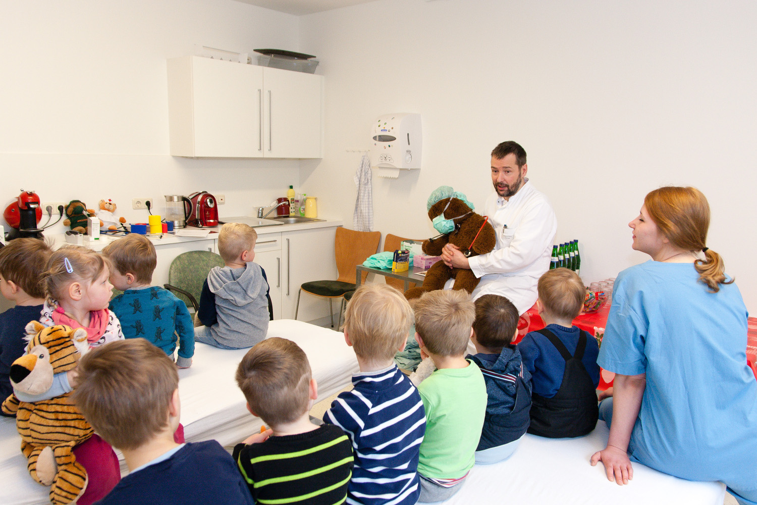 Dr. Sebastian Wicht erklärt den Kindern den Alltag in der Warnow-Klinik Schwerin