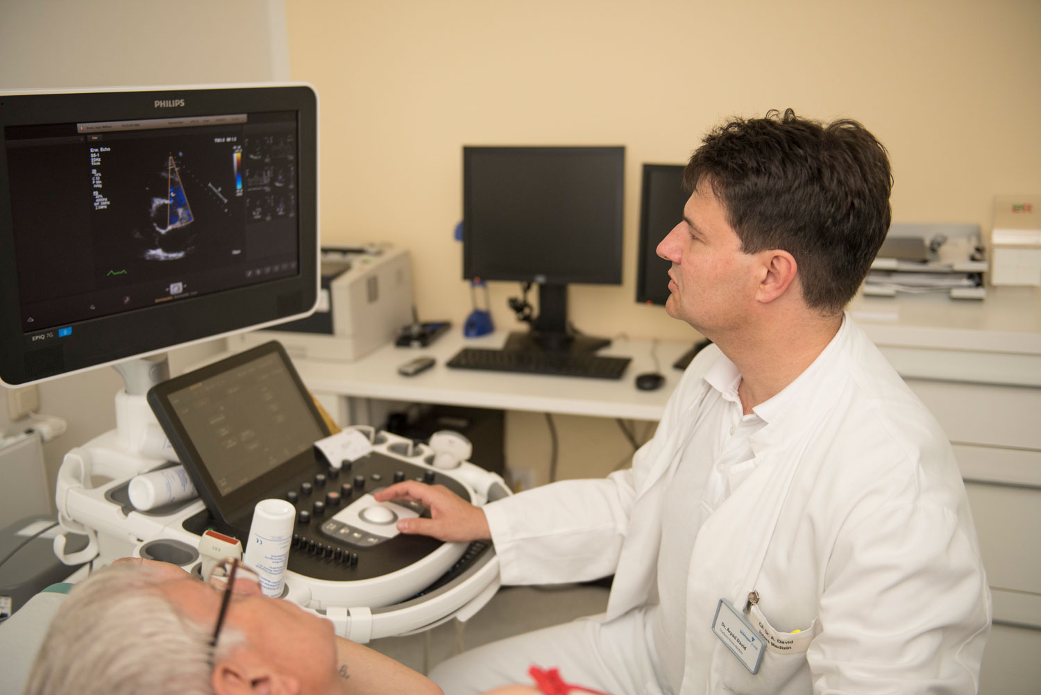 Mit dem modernen Ultraschallgerät kann Dr. med. univ. Árpád Dávid das Herz des Patienten genau analysieren